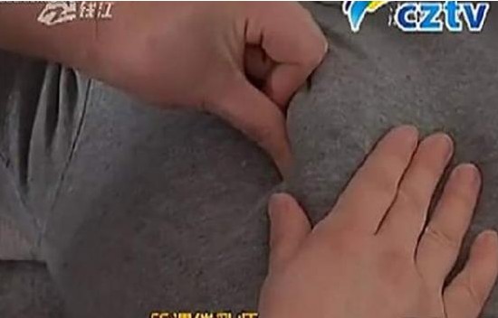 80后小伙當職業(yè)催乳 女子被催乳時表情夸張(組圖)