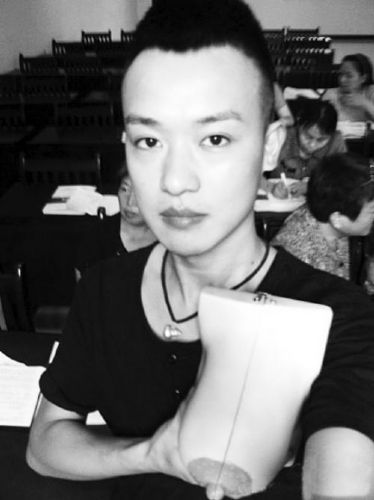 80后小伙當(dāng)職業(yè)催乳 女子被催乳時表情夸張(組圖)