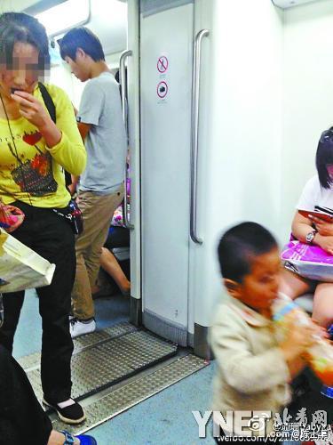 網(wǎng)傳“京地鐵女子帶不同兒童乞討疑拐賣”實(shí)為親生
