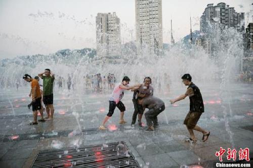 中國(guó)連日遭遇高溫侵襲 多地達(dá)40℃突破歷史紀(jì)錄