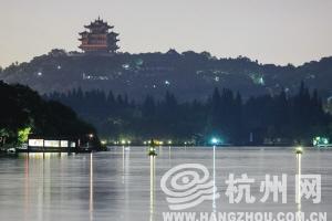 杭州西湖三潭印月其中一石塔被游船撞到水里(圖)