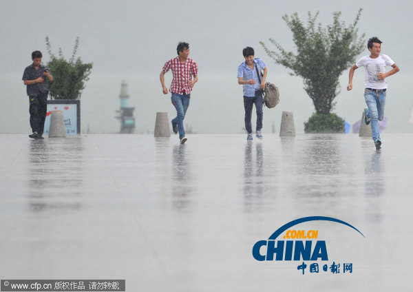 南京：3枚增雨火箭彈打下一場及時(shí)雨 全城瞬間“清涼”