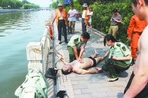 59歲男子為救愛(ài)犬墮護(hù)城河 不幸溺水身亡(圖)