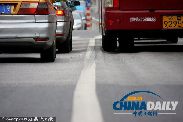 江蘇無(wú)錫：持續(xù)高溫令多條馬路成“波浪路”