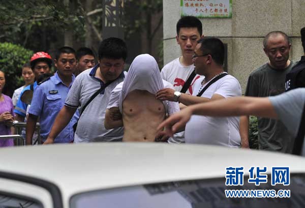 成都居民講述警匪槍戰(zhàn)：出電梯門被警察用槍指 嚇蒙了