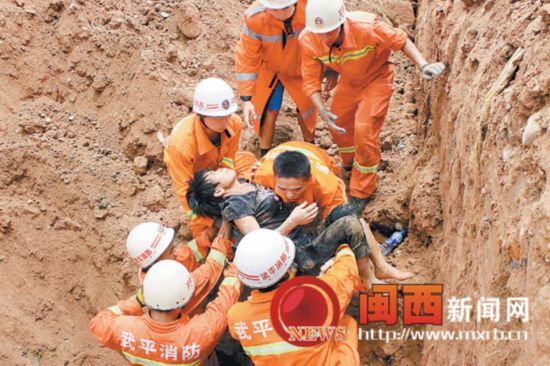 武平一工地塌陷夫妻倆被埋　丈夫以身相護(hù)救妻子一命
