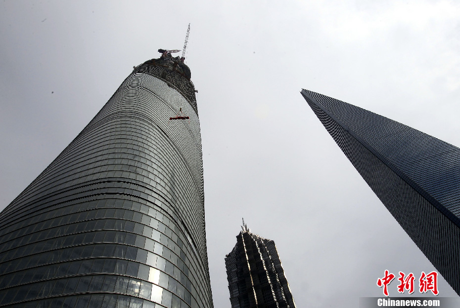 在建的中國(guó)第一高樓“上海中心”結(jié)構(gòu)封頂