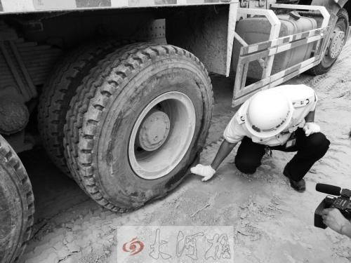 水泥罐車爆胎路人耳朵震聾 電動車幾乎肢解(圖)