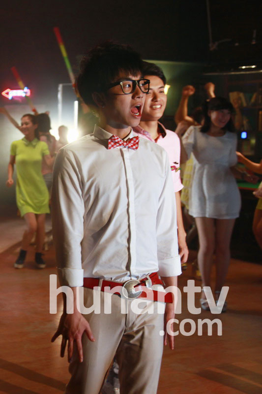 2013快男十強(qiáng)拍攝MV 賈盛強(qiáng)華晨宇裝驚訝賣萌