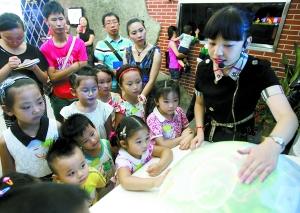 野外空曠地遇閃電 逃生應(yīng)保持單腳著地