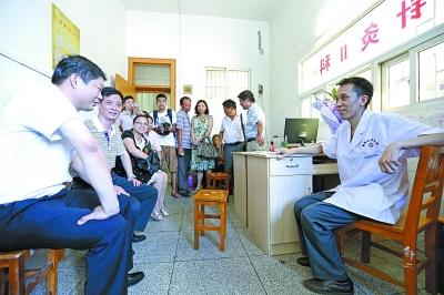 武漢“不喝水的針灸師”吸引各地病人慕名救助