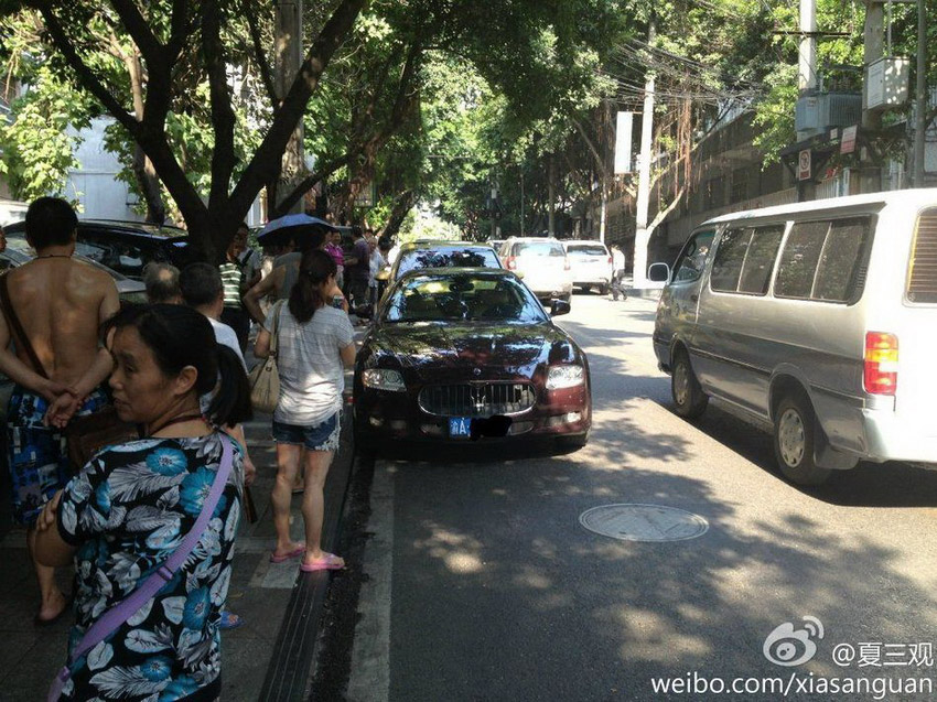 女孩疑似與男友吵架 開保時(shí)捷撞瑪莎拉蒂(組圖)