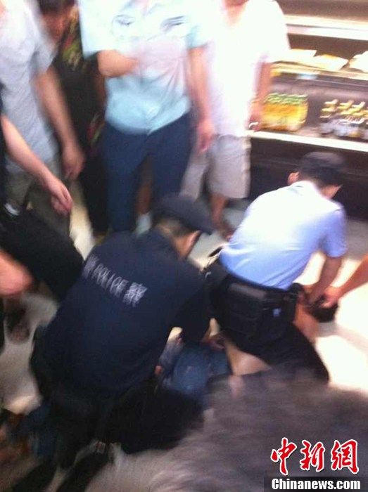 杭州一男子超市持刀砍人 兩名民警被咬受傷（圖）