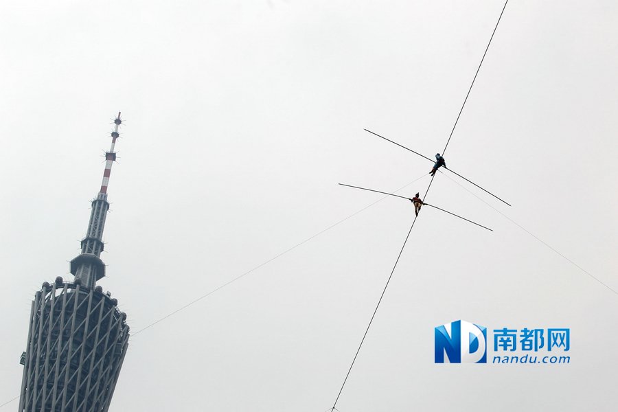 組圖：阿迪力廣州無保護走鋼絲成功橫跨珠江