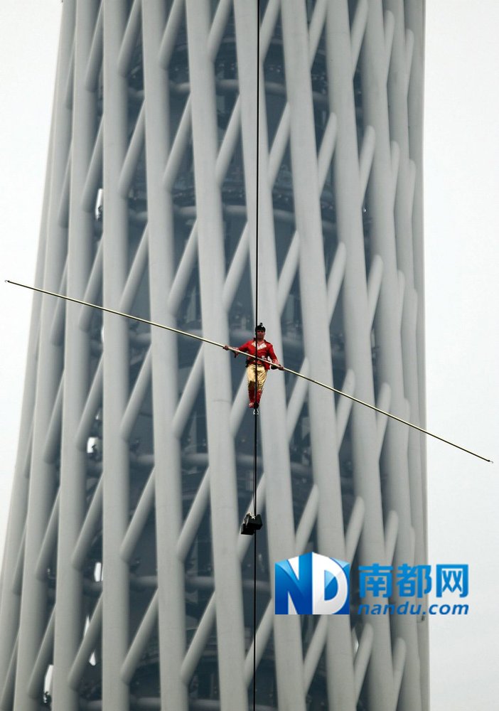 組圖：阿迪力廣州無(wú)保護(hù)走鋼絲成功橫跨珠江