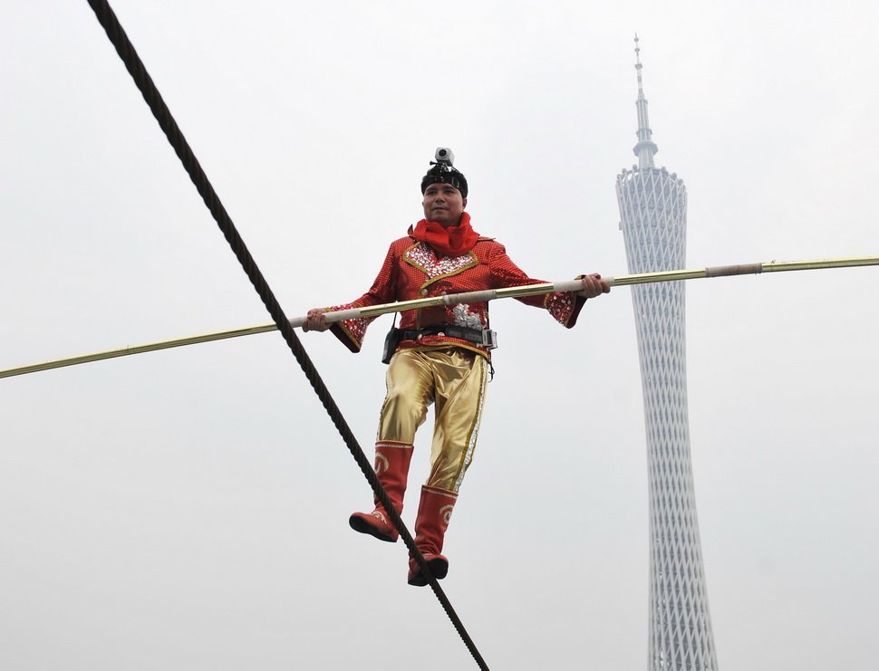 組圖：阿迪力廣州無保護(hù)走鋼絲成功橫跨珠江