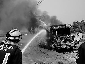空載渣土運(yùn)輸車(chē)被破損高壓電線(xiàn)引燃 只剩車(chē)架(圖)