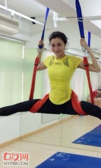 李嘉欣一字馬倒立露笑容 高難度動作網(wǎng)友大呼厲害