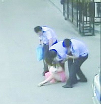 女老板無證駕駛大客車被查 猛踹民警襠部當(dāng)街撒潑(圖)