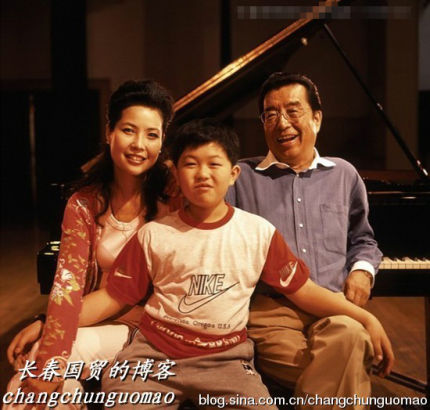 網(wǎng)曝李雙江幸福全家福 網(wǎng)友為李天一惋惜