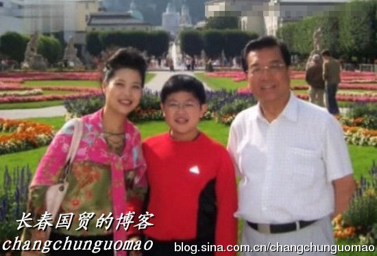 網(wǎng)曝李雙江幸福全家福 網(wǎng)友為李天一惋惜
