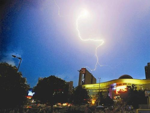 武漢一日內(nèi)高溫雷電降雨冰雹 仍難解創(chuàng)紀(jì)錄酷暑