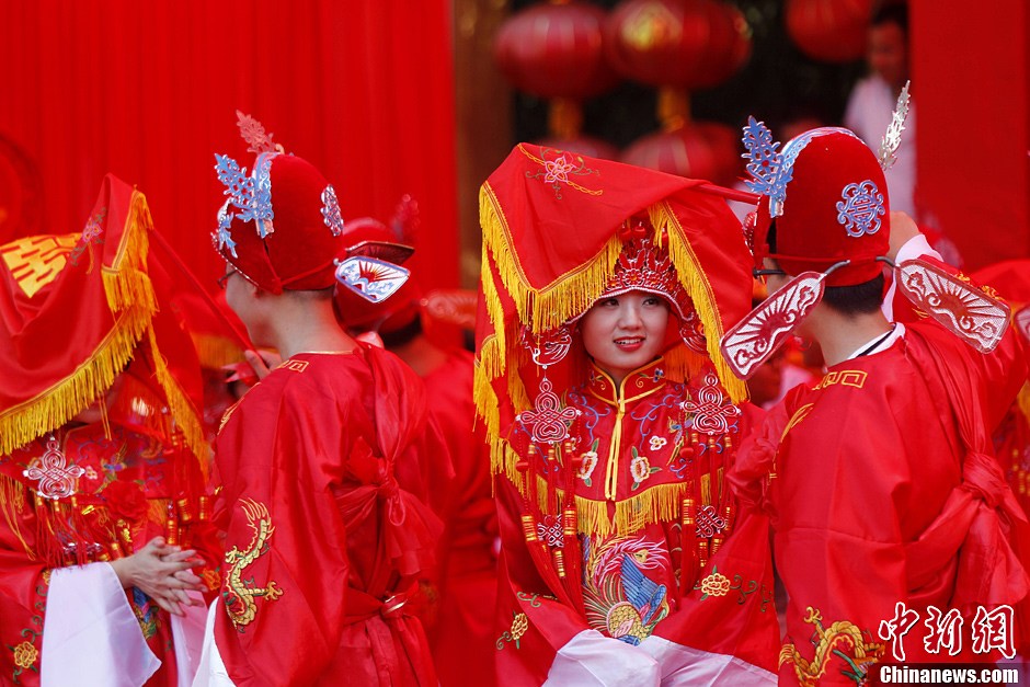 30對(duì)新人集體舉辦中式婚禮 引萬人圍觀