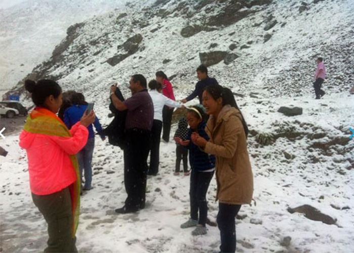 新疆八月飛雪打雪仗 內(nèi)地高溫區(qū)網(wǎng)友羨慕不已