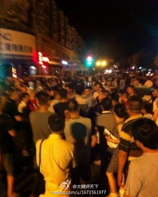 杭州街道辦官員撞車后與人爭(zhēng)執(zhí) 百人圍觀