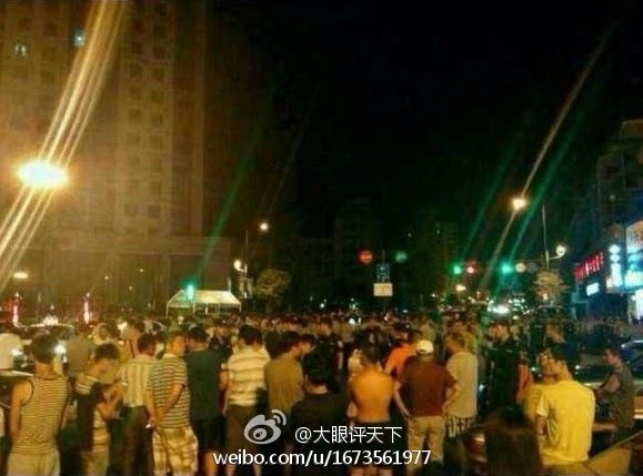 杭州街道辦官員撞車后與人爭(zhēng)執(zhí) 百人圍觀