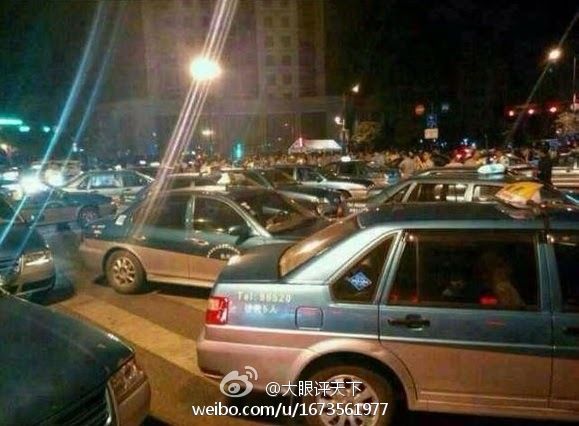 杭州街道辦官員撞車后與人爭執(zhí) 百人圍觀