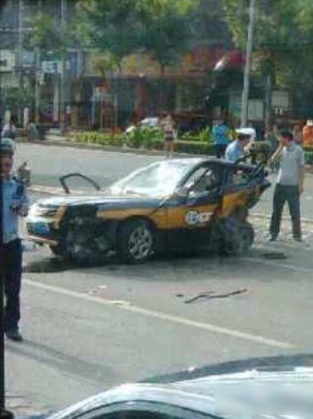 北京廣渠路三車相撞 出租車“腰斬”司機(jī)死亡