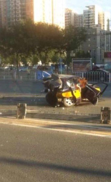 北京廣渠路三車相撞 出租車“腰斬”司機(jī)死亡