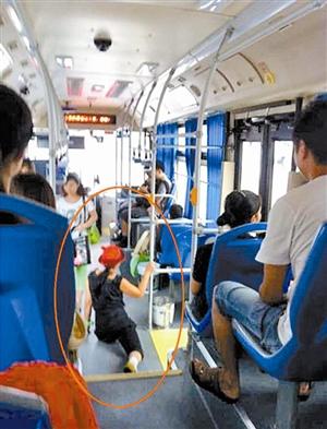 阿姨公交健身一小時 網(wǎng)友稱難度系數(shù)“9.9”(圖)