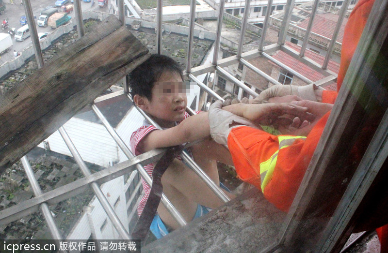廣西玉林：男童懸吊空中頭卡8樓防盜窗 消防官兵20分鐘緊急營(yíng)救