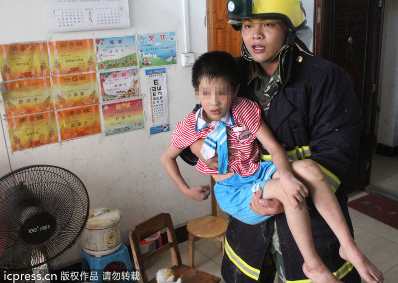 廣西玉林：男童懸吊空中頭卡8樓防盜窗 消防官兵20分鐘緊急營(yíng)救