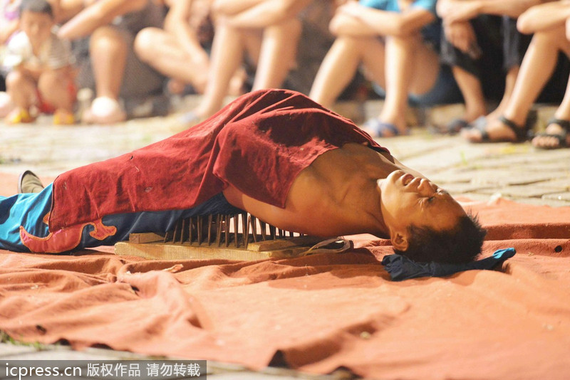 江湖雜技團(tuán)借演出賣“靈藥” 稱“靈藥”中浸泡鱷魚、毒蛇等藥材