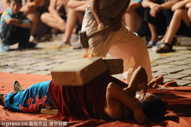 江湖雜技團(tuán)借演出賣“靈藥” 稱“靈藥”中浸泡鱷魚、毒蛇等藥材