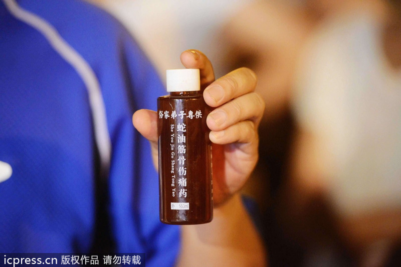 江湖雜技團(tuán)借演出賣(mài)“靈藥” 稱“靈藥”中浸泡鱷魚(yú)、毒蛇等藥材