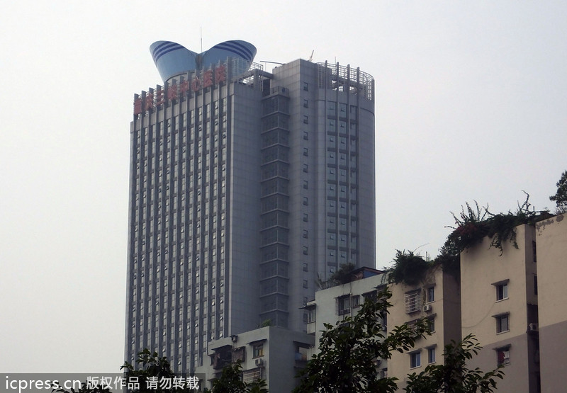 重慶萬州某醫(yī)院樓頂“護士帽”造型避雷針吸眼球