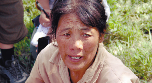 遼寧撫順?biāo)疄?zāi)現(xiàn)場：女兒被埋屋內(nèi) 父親摳了12小時(shí)(圖)