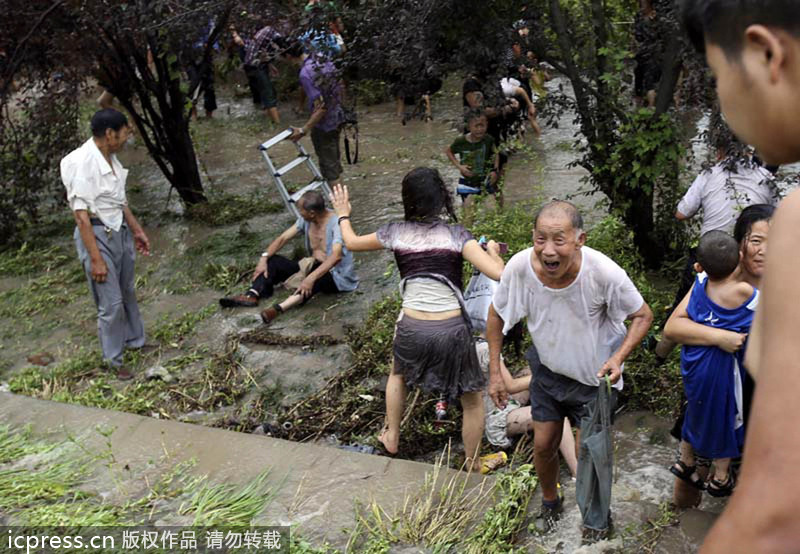浙江海寧：高潮位達(dá)6.60米“回頭潮”席卷錢(qián)塘江鹽倉(cāng)一帶 打翻數(shù)百名游客