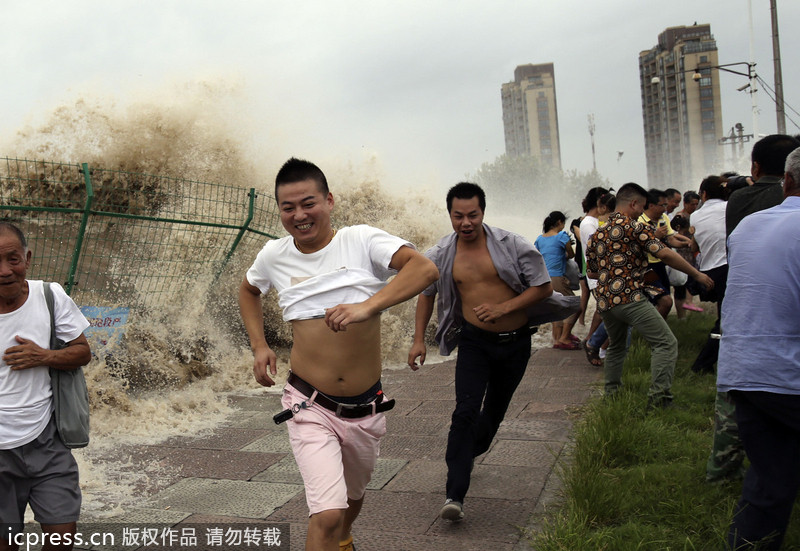 浙江海寧：高潮位達(dá)6.60米“回頭潮”席卷錢(qián)塘江鹽倉(cāng)一帶 打翻數(shù)百名游客