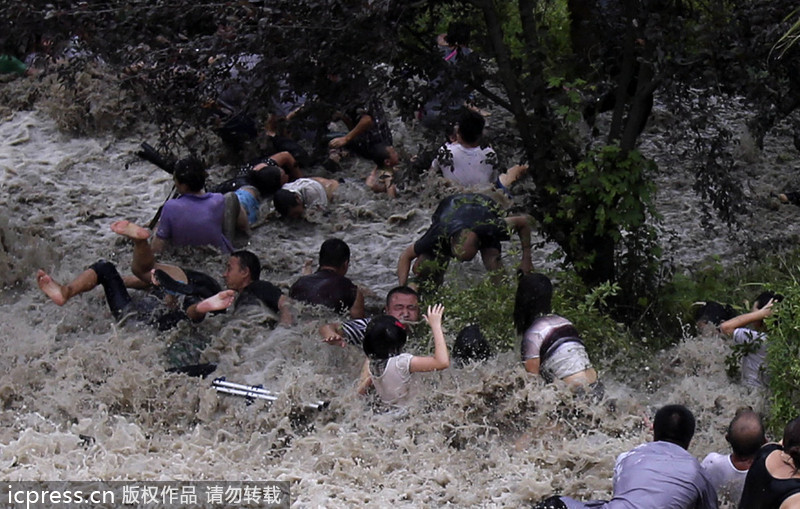 浙江海寧：高潮位達(dá)6.60米“回頭潮”席卷錢塘江鹽倉一帶 打翻數(shù)百名游客