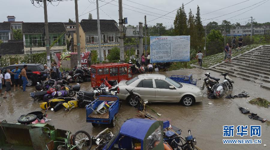浙江海寧：高潮位達6.60米“回頭潮”席卷錢塘江鹽倉一帶 打翻數(shù)百名游客