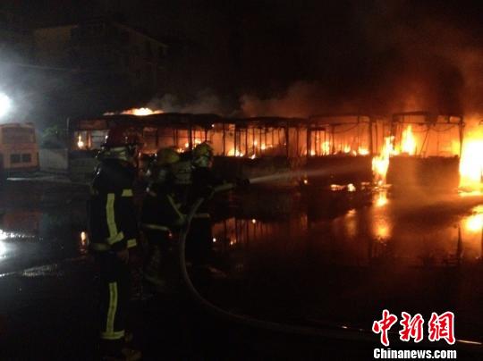 浙江臺(tái)州9輛公交車凌晨著火 均損毀嚴(yán)重?zé)绍嚉?/></p>

<p align=