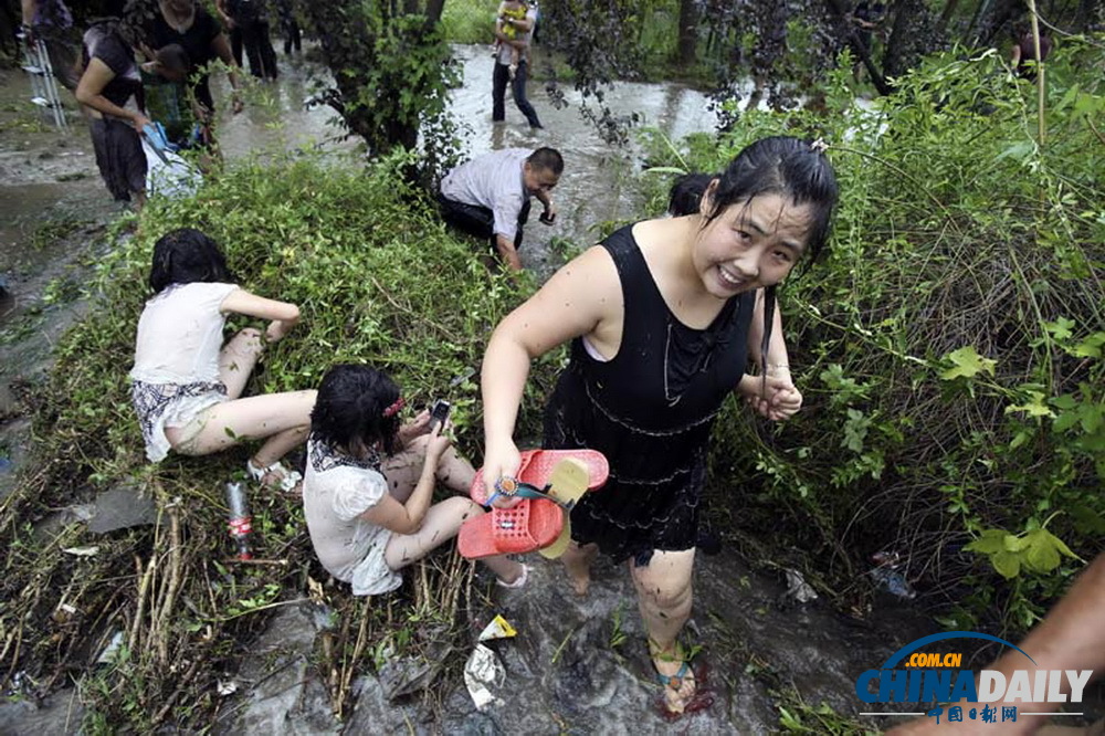 浙江海寧：高潮位達(dá)6.60米“回頭潮”席卷錢塘江鹽倉(cāng)一帶 打翻數(shù)百名游客