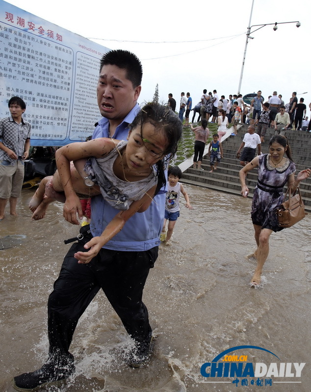 浙江海寧：高潮位達(dá)6.60米“回頭潮”席卷錢(qián)塘江鹽倉(cāng)一帶 打翻數(shù)百名游客