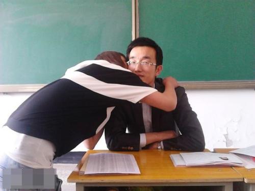甘肅一中學(xué)老師用畢業(yè)證要挾向全班女生索吻 已被停職