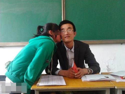 甘肅一中學老師用畢業(yè)證要挾向全班女生索吻 已被停職